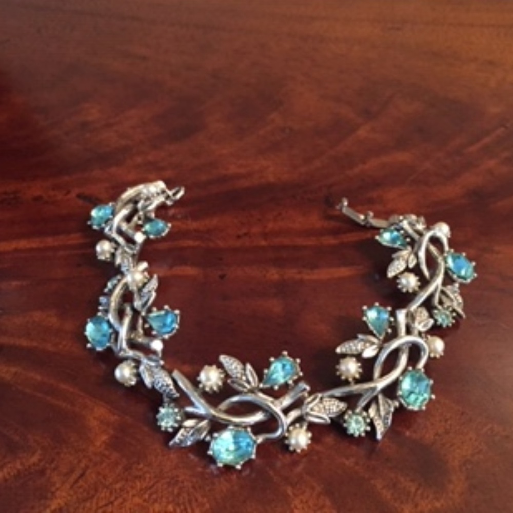 Silver tone faux pearl blue glass bracelet 7"